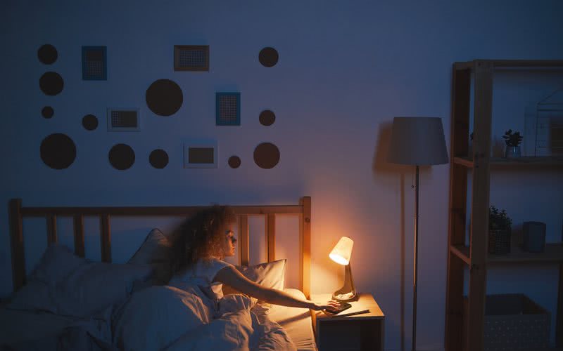 Até 40% das pessoas dormem com uma lâmpada de cabeceira acesa e/ou mantêm a televisão ligada - iStock