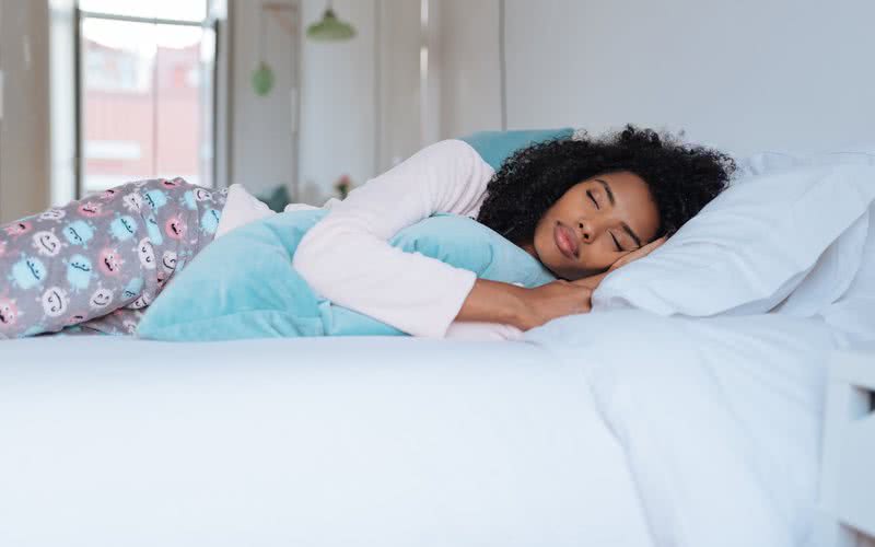 Ter uma boa noite de sono é essencial para renovar as energias e acordar com mais disposição, atenção e concentração - iStock