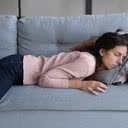 Para algumas pessoas, a depressão pode ter sintomas menos típicos, como querer dormir mais - iStock