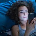 Procrastinação na hora de dormir virou um hábito comum por causa dos smartphones - iStock