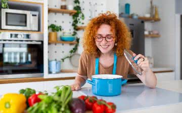 Uma dieta equilibrada e rica em nutrientes ajuda a evitar doenças e o ganho de peso - iStock