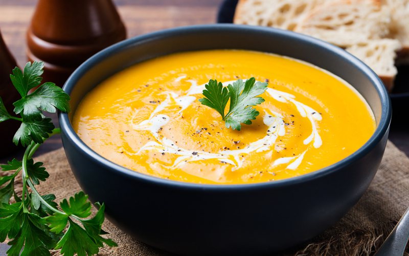 Você pode misturar diversos ingredientes saudáveis e saboreá-los em sopas e caldos - iStock
