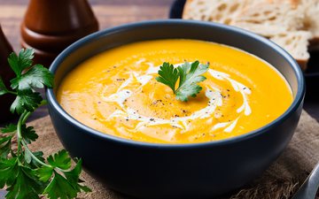 Você pode misturar diversos ingredientes saudáveis e saboreá-los em sopas e caldos - iStock