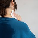O suor é inodoro, mas pode provocar um odor desagradável ao interagir com as bactérias da pele - iStock