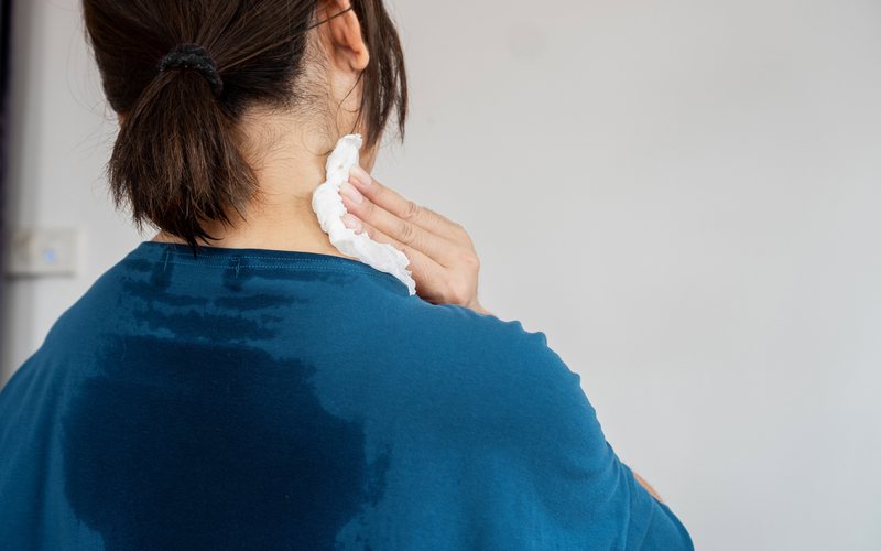 O suor é inodoro, mas pode provocar um odor desagradável ao interagir com as bactérias da pele - iStock
