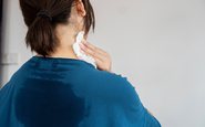 O suor é inodoro, mas pode provocar um odor desagradável ao interagir com as bactérias da pele - iStock