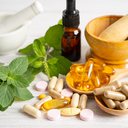 Muita gente recorre a produtos naturais e suplementos para tentar aliviar sintomas depressivos - iStock
