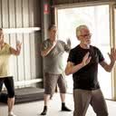 A prática ainda traz outros benefícios, como melhora do equilíbrio e diminuição da dor - iStock