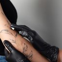 Durante a tatuagem, a pele é rompida, substâncias são introduzidas e podem ocorrer complicações - iStock