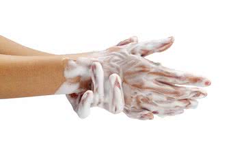 Seguidor conta que tem medo de contaminar outras pessoas, por isso passa horas lavando as mãos - iStock