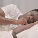 A tosse pode ser um obstáculo para uma boa noite de sono - iStock