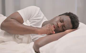 A tosse pode ser um obstáculo para uma boa noite de sono - iStock