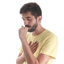 Os sintomas da tuberculose são tosse por mais de 2 semanas, febre no final da tarde, perda de peso e suores noturnos - iStock