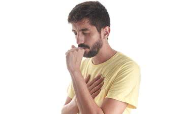 Os sintomas da tuberculose são tosse por mais de 2 semanas, febre no final da tarde, perda de peso e suores noturnos - iStock