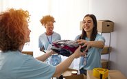 Ajudar os outros pode ser uma maneira eficaz de melhorar seu bem-estar em momentos desafiadores - iStock