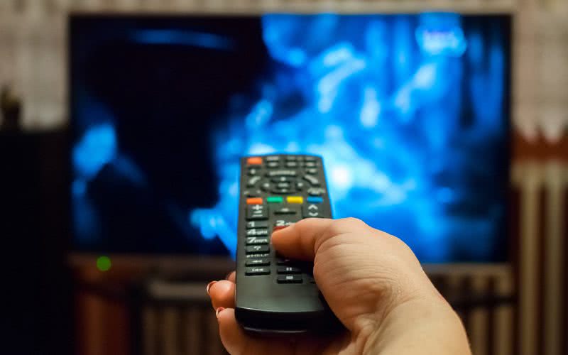 Reduzir o tempo gasto em frente à TV é uma medida simples que pode prevenir angina e infarto - iStock