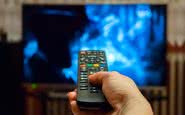 Reduzir o tempo gasto em frente à TV é uma medida simples que pode prevenir angina e infarto - iStock