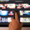 Pesquisadores recomendam que as pessoas aproveitem a hora de ver TV para se movimentar - iStock