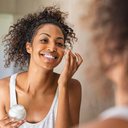 Boa alimentação, hidratação e cuidado com os banhos quentes são essenciais para cuidar bem da pele - iStock