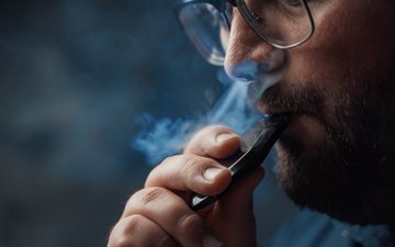 Segundo estudo, o vapor dos cigarros eletrônicos expõe as crianças a produtos químicos nocivos à saúde - iStock