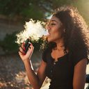 Muitos jovens migram do cigarro convencional para o eletrônico - mas ele também oferece riscos! - iStock