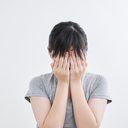 Ela percebeu um corrimento, mas tem receio de falar com a mãe sobre o assunto - iStock
