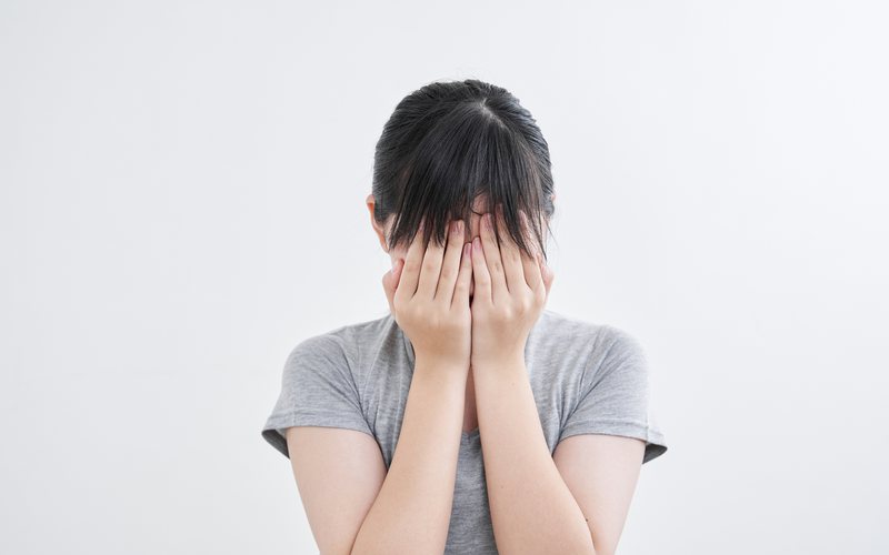 Ela percebeu um corrimento, mas tem receio de falar com a mãe sobre o assunto - iStock