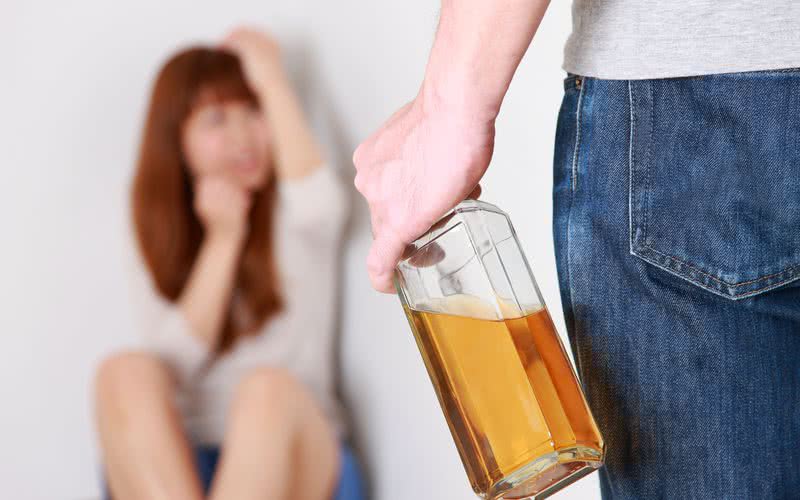 Segundo o relatório, o consumo nocivo de álcool é um dos fatores de risco para a violência contra mulher - iStock