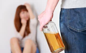 Segundo o relatório, o consumo nocivo de álcool é um dos fatores de risco para a violência contra mulher - iStock