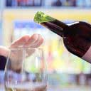 O álcool está envolvido em quatro entre dez quedas fatais e acidentes de trânsito, bem como suicídios - iStock