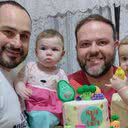 Os papais Manoel (à esquerda) e Marcelo, com as filhas gêmeas Laira e Kaila (à direita) - Arquivo pessoal