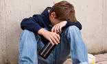 Imagem Estudo associa emergência por álcool e drogas na adolescência e suicídio