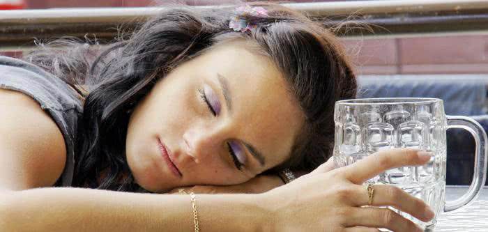 Imagem Ciúme pode transformar você em abusador de álcool, segundo pesquisa