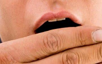 Imagem Jairo responde: herpes labial pode passar para a genitália no sexo oral?