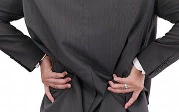 Imagem “Conchinha” não é a melhor posição sexual para homens com dor lombar