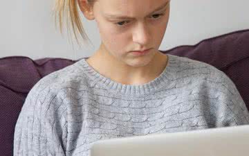 Imagem 1 em 4 crianças é assediada sexualmente por amigos na internet