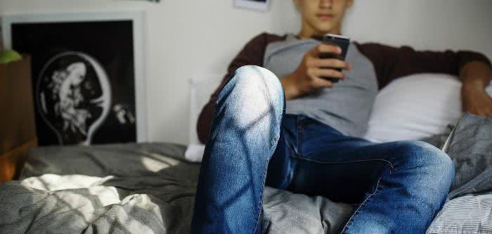 Imagem Metade dos adolescentes gays usa app para marcar encontro, diz pesquisa