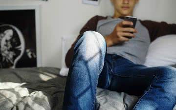 Imagem Metade dos adolescentes gays usa app para marcar encontro, diz pesquisa