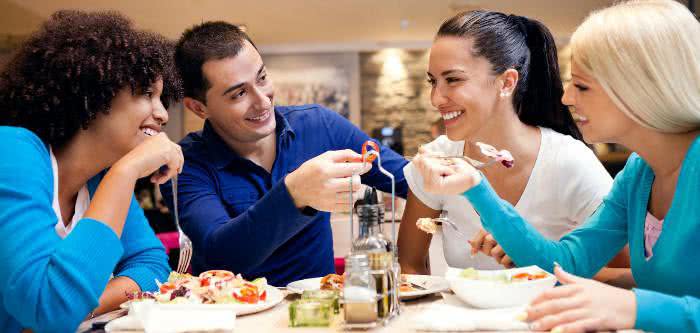 Imagem Homem tende a comer mais na frente dos outros, segundo pesquisadores