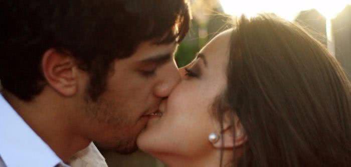 Imagem Tendência a inclinar a cabeça à direita ao beijar pode ser universal