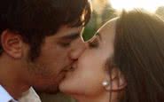 Imagem Tendência a inclinar a cabeça à direita ao beijar pode ser universal