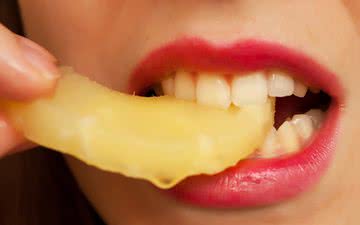 Alimentos ácidos devem ser consumidos com atenção, pois podem aumentar o risco de desgaste dentário - iStock