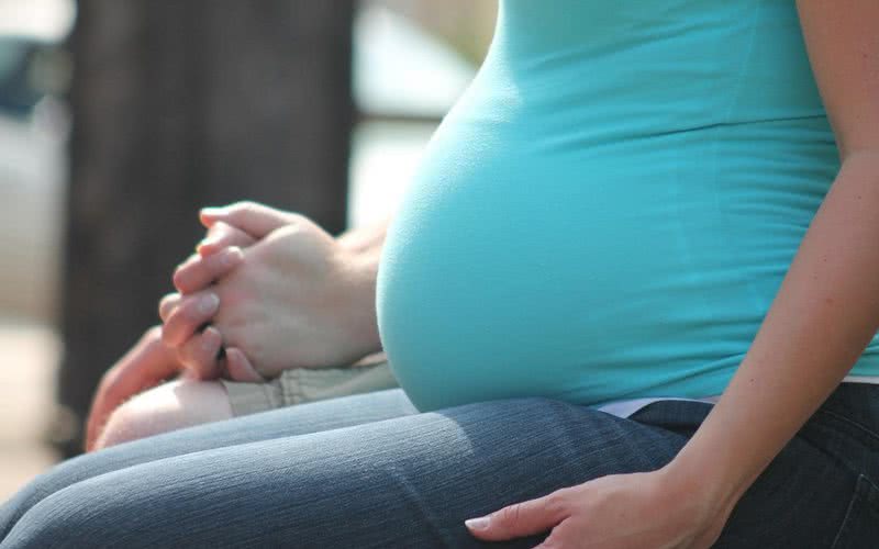 A exposição à poluição durante a gravidez pode interferir no acúmulo de gordura corporal da criança - iStock