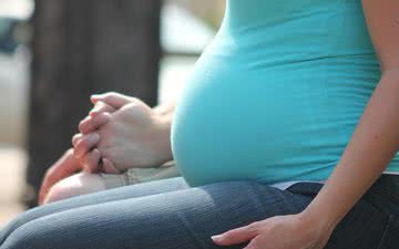 A exposição à poluição durante a gravidez pode interferir no acúmulo de gordura corporal da criança - iStock
