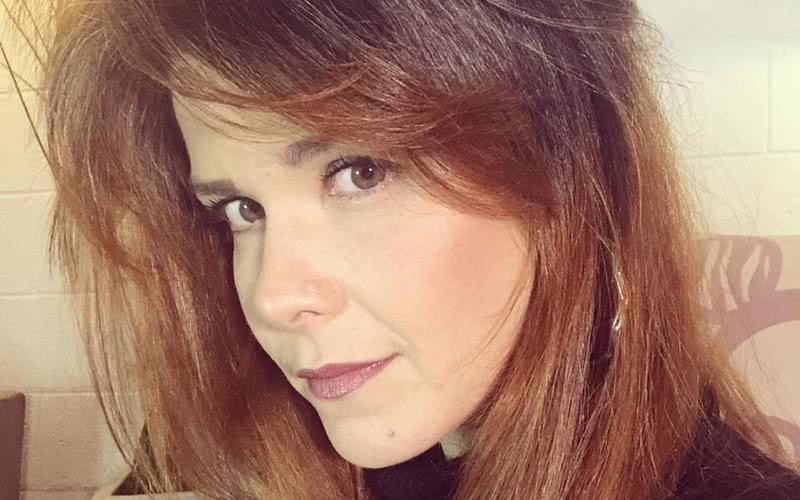 Imagem Samara Felippo se liberta de padrões beleza e assume fios brancos: ”Estou me sentindo incrível”