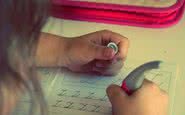 Imagem Crianças (e também adultos) precisam escrever mais à mão