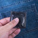 Um dos erros mais comuns é abrir a camisinha com os dentes - Freepik