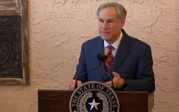 “Agora é hora de abrir 100% do Texas”, declarou o governador Greg Abbot nesta terça (2) - Reprodução/YouTube