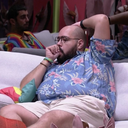 O dedo oferece um certo conforto, relaxamento e sensação de bem-estar na criança - Reprodução / Globoplay
