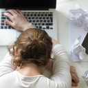 A economia do país e a renda familiar também causam angústia nos jovens brasileiros - Freepik